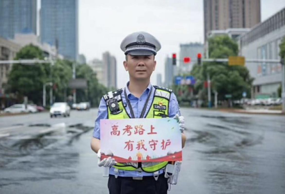 暖爱！赫山交警护航预热最美高考季