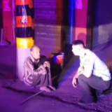 深秋夜色里,沅江民警搀扶着一双目失明的老人回家