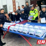 安化民警开展安全宣传活动 集中发放爱心头盔