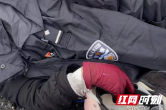 视频 | 益阳民警雪天为伤者御寒 网友：你脱下警服的样子真帅