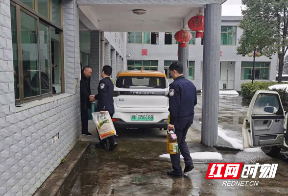新春关爱暖人心 桃江鲊埠派出所慰问敬老院老人