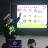 桃江交警积极开展“全国中小学生安全教育日”活动