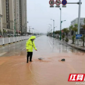 桃江交警雨中巡查护平安出行路