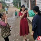 赫山：人大代表上门服务 助力养老保险生存认证工作