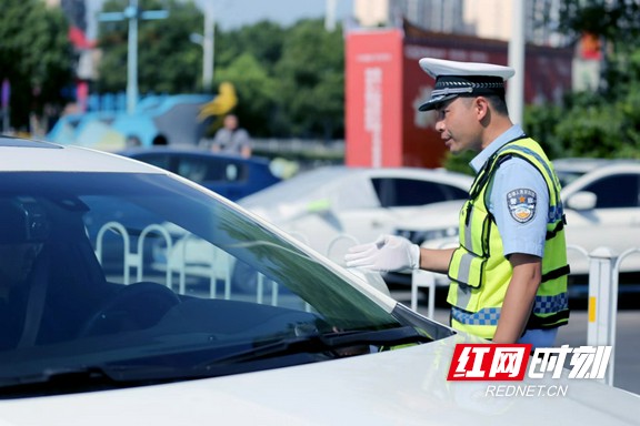 7月20日，益阳市公安局交警支队高新大队朝阳中队指导员宁宇在益阳大道路面执勤。