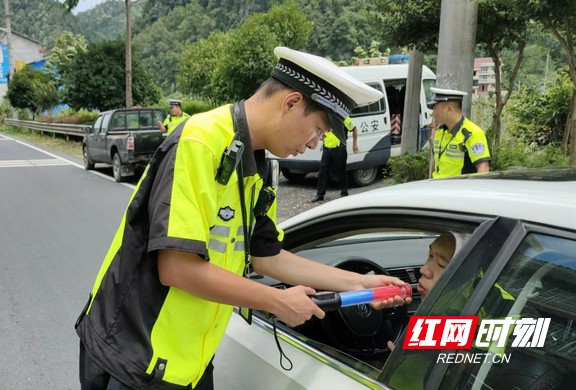 7月20日中午，安化县公安局交警大队一中队副中队长王浩程率领队员在国道G536安化红岩塘路段，严查酒驾、醉驾等交通违法行为。