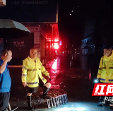 沅江市政：逆雨笃行 抢排道路积水