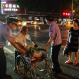 96岁老奶奶“逛街” 沅江民警陪了1个多小时