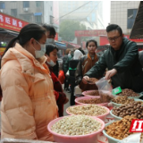 新春走基层 | 逛市场 办年货 伴着烟火气迎新春