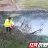 高速边坡惊现火情 路管员化身“消防员”及时灭火