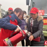 两台大客车90名乘客滞留高速入口 益阳高速“路灯”温暖返程路