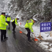 安化交警迎战今冬第一场雪