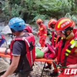 游客被困山沟 益阳消防徒步1小时进山救援