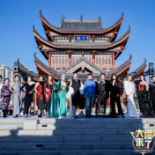 海报 | 古巷遇“大模”！岁月流转，风采灼灼