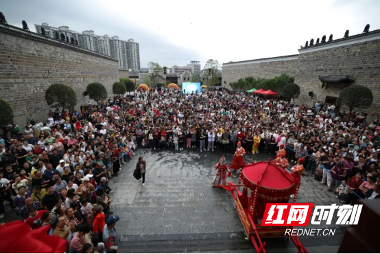 “果果说媒”首秀燃爆资阳明清古巷！细雨难挡热情，20
