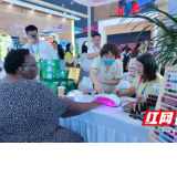 视频 | 非洲友人在益阳馆体验美甲，直呼“很好！很喜欢！”
