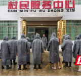 雨夜“三板斧”！桃江县伍家洲村疏浚敲门挪床守护群众安全