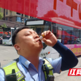 青春大考与高温“烤”验 桃江交警与学子共赴“同考”之约
