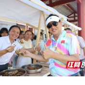 视频 | 大通湖区：新能源车手探访大东口村 多民族村土特产热销