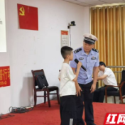 桃江交警走进“七彩假期”公益暑托班送“安全礼”