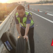 益阳高速：客车高温爆胎，幸好有他们及时出手