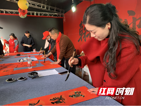 赫山区把“新春市集”搬进广场！80个特色展位+10万元消费券， 一站式嗨购迎新春811.marked.png