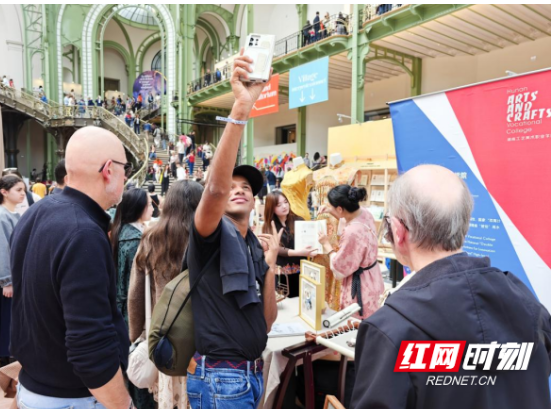 湘绣惊艳巴黎！湖南工艺美术职业学院师生作品亮相2026巴黎图书节非遗成果展