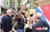湘绣惊艳巴黎！湖南工艺美术职业学院师生作品亮相2026巴黎图书节非遗成果展