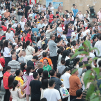 视频｜益阳：2026年高考首科结束，鲜花与等候只为少年归来