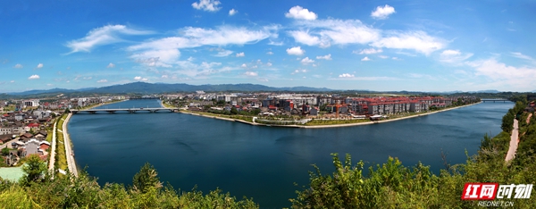 氵舞水碧波和平城——芷江。 付湘云 摄(1).JPG