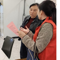 长沙市望城区润和湾社区组织网格员“上门送安全”