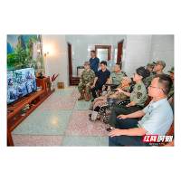湖南革命军事馆工作人员陪百岁抗战老兵一起收看阅兵盛况