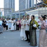 《走进桑日》唱响成都 藏风潮流与都市时尚快闪起舞