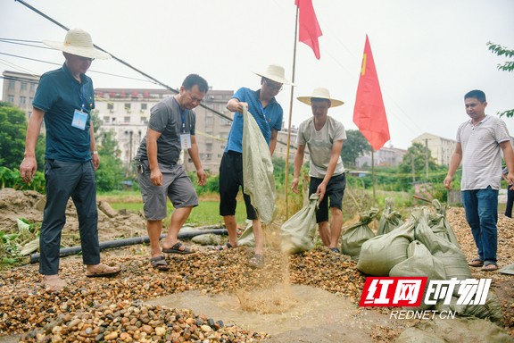 党旗之下，党员干部们战斗在防汛抢险一线