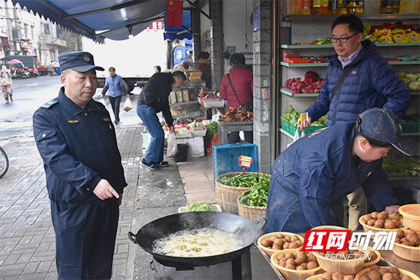 红网时刻益阳2月18日讯 （记者 邓雨薇）2月18日是新春开工的第一天，一大早记者就来到益阳市资阳区菜市场，看到这里人潮攒动、十分热闹，摊贩们也干劲十足。清早，城管执法人员在维持秩序。