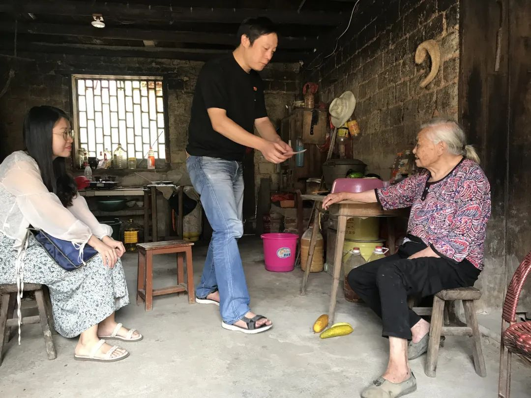 向危房改造户索要“接待费”？查实，退钱，公开检讨！