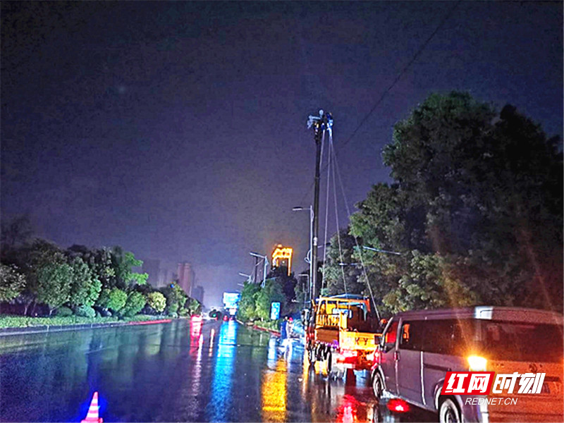 雷暴大风来袭  国网苏仙区供电公司彻夜抢修