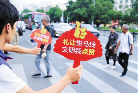 郴州市城区严查机动车不礼让斑马线违法行为