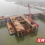 暮坪湘江特大桥项目首个钢围堰完成安装