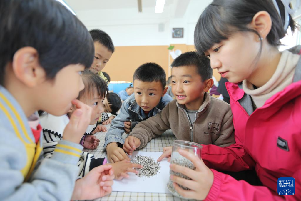 10月22日，甘肃省定西市安定区友谊幼儿园的老师引导小朋友认识中草药材。