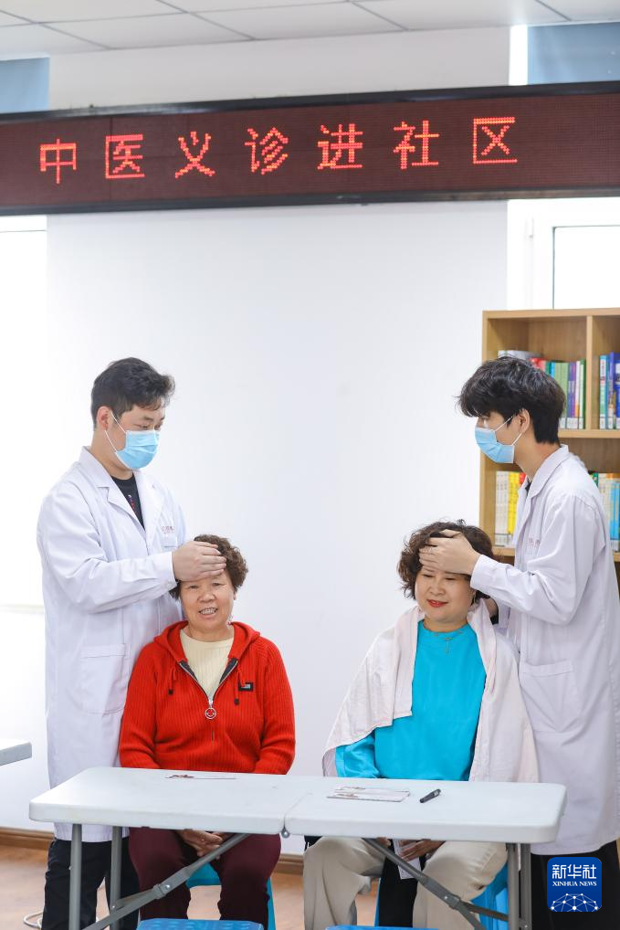 10月22日，在山东省青岛市李沧区九水街道惠水书院社区义诊活动中，理疗师为居民进行中医推拿。