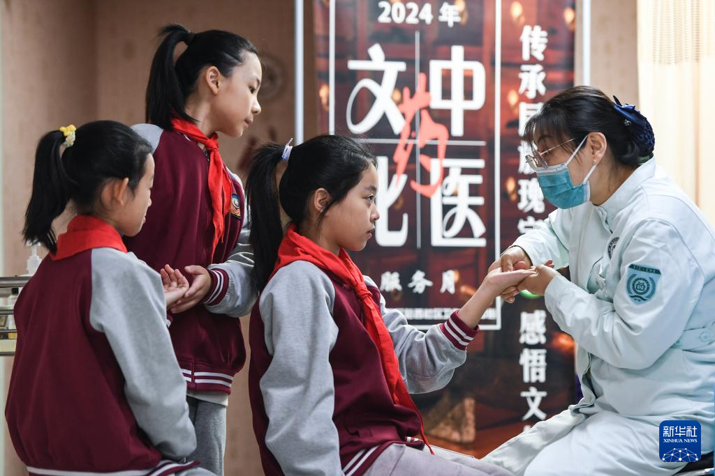 10月22日，在河北省石家庄市桥西区裕西社区卫生服务中心国医堂，石家庄市南马路小学的学生在了解中医按摩手法。