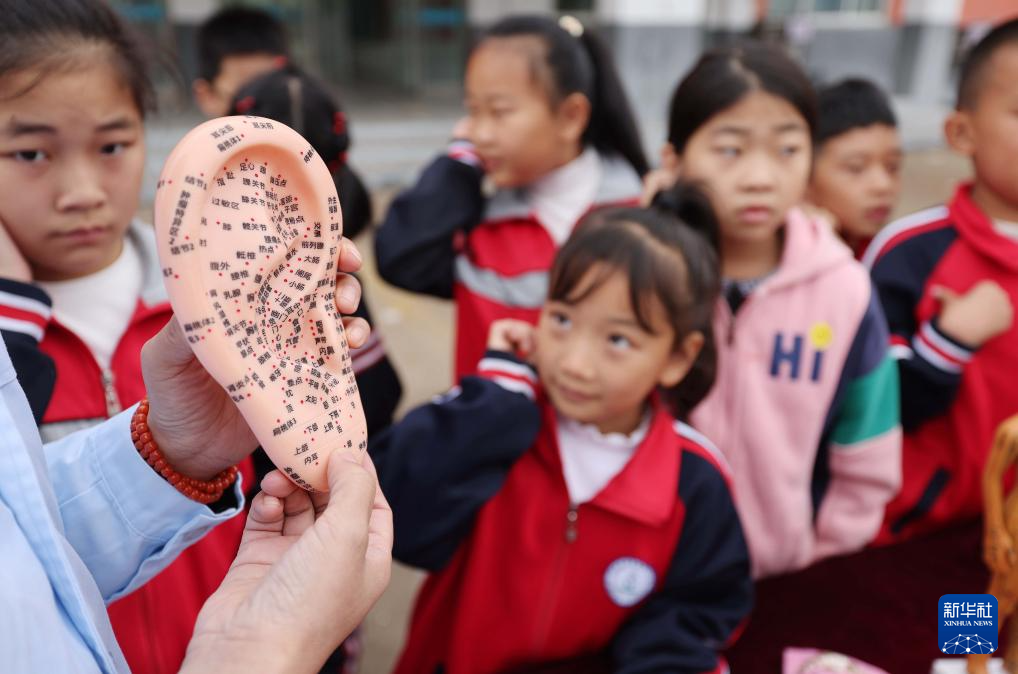 10月22日，在山东省临沂市沂南县辛集镇中心小学，沂南县人民医院中医科的医生给孩子们讲解耳部穴位知识。