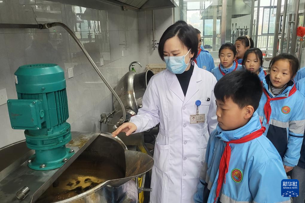 10月22日，在江苏省连云港市灌云县中医院，小学生在了解传统中草药熬制方法。