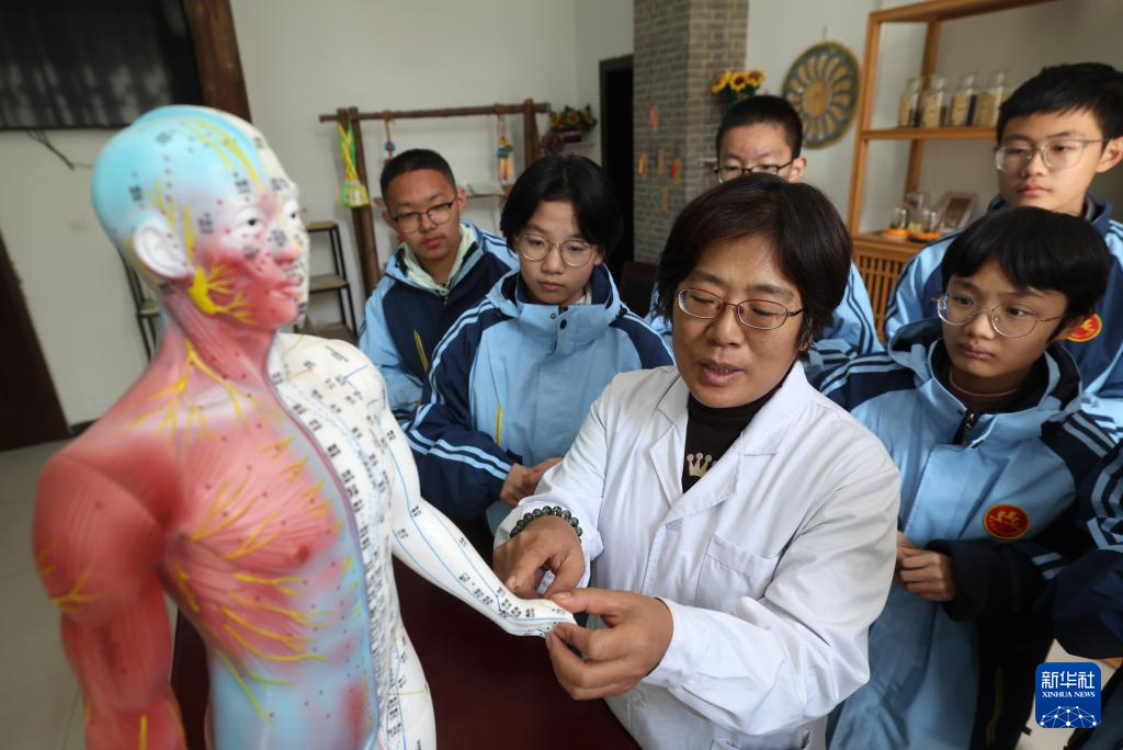 10月22日，在河北省石家庄市第十中学中医课堂，中医老师为学生们讲解人体穴位及按摩功效。