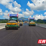 城龙高速公路路面第二合同段项目主线沥青面层施工圆满完成