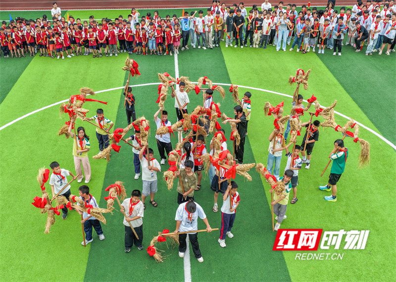 2025年6月13日,在湖南省永州市江华瑶族自治县沱江镇第一小学,学生在大课间进行草龙舞表演。 (16).jpg 2025年6月13日,在湖南省永州市江华瑶族自治县沱江镇第一小学,学生在大课间进行草龙舞表演。 (16).jpg