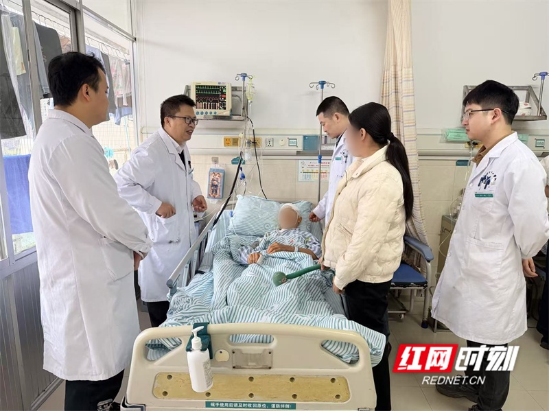 术后患者查房.jpg 术后患者查房.jpg