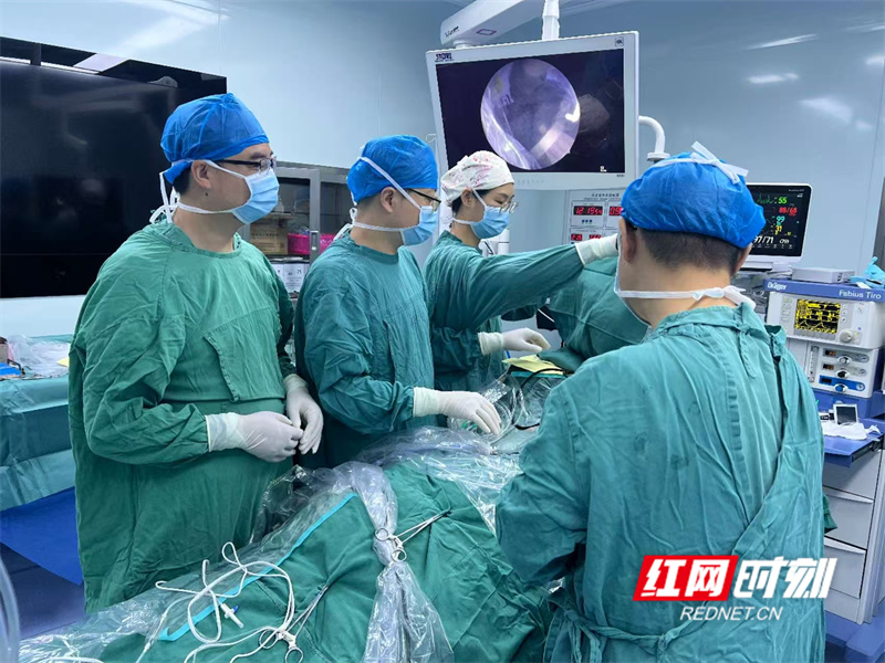 在进行经鼻垂体瘤切除术.jpg 在进行经鼻垂体瘤切除术.jpg