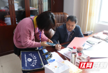 回龙圩：易恢节参加第七次人口普查登记活动